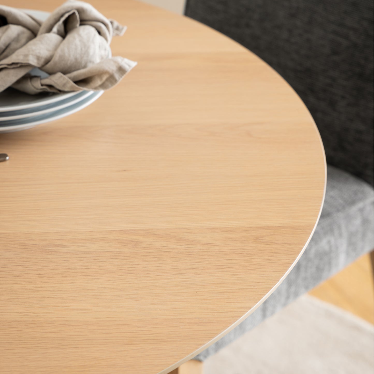 I_Duncan Round Dining Table in White Oak Set 4 White Oak Chairs
