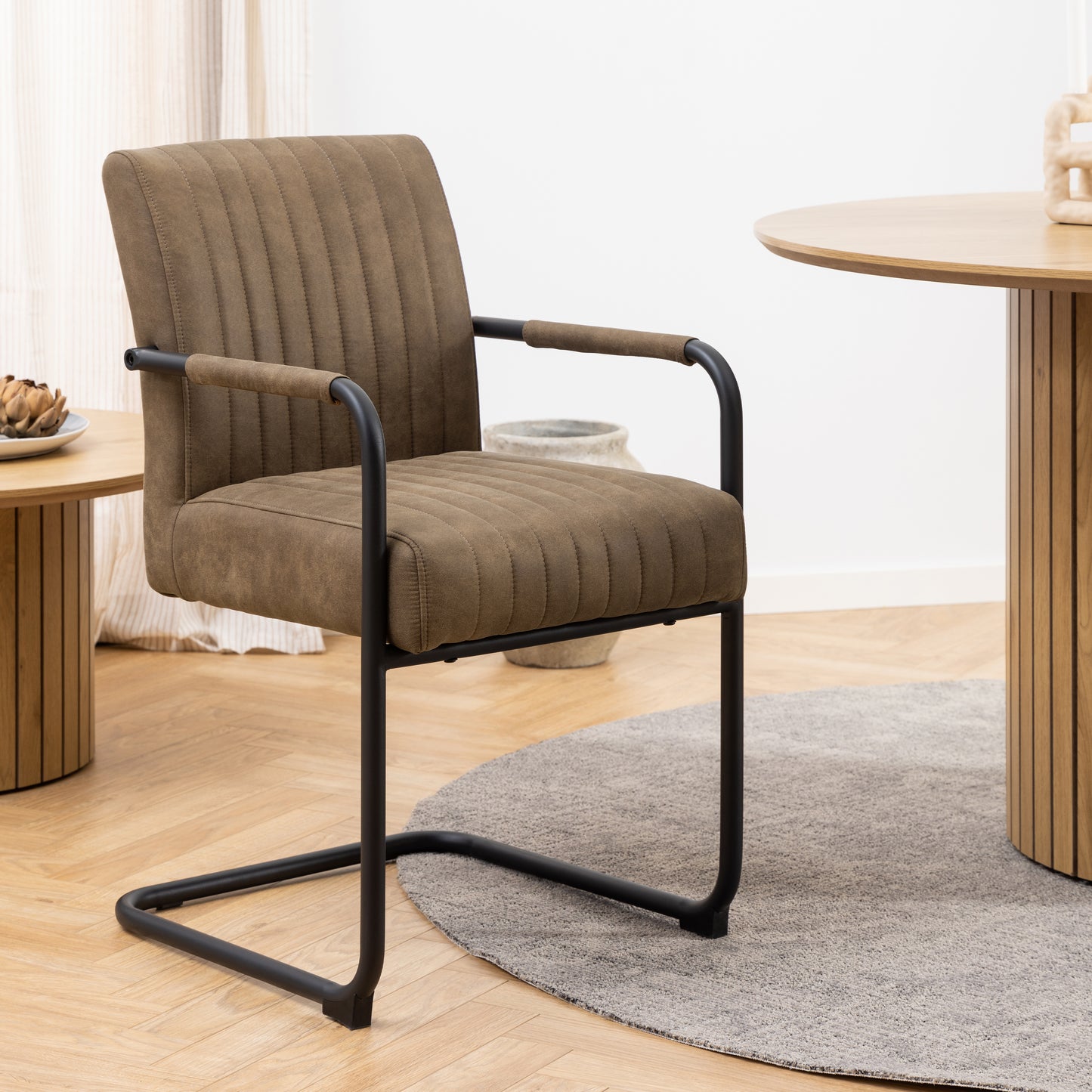 Yale Dining Table in Oak Set 4 Light Brown Fabric Chairs