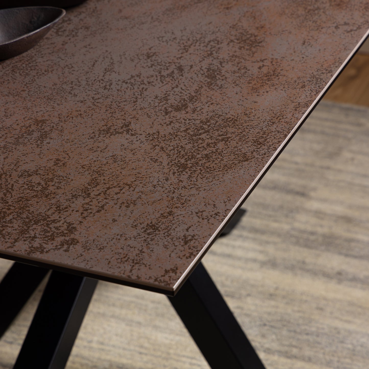 Heaven Dining Table in Ceramic Rusty Brown