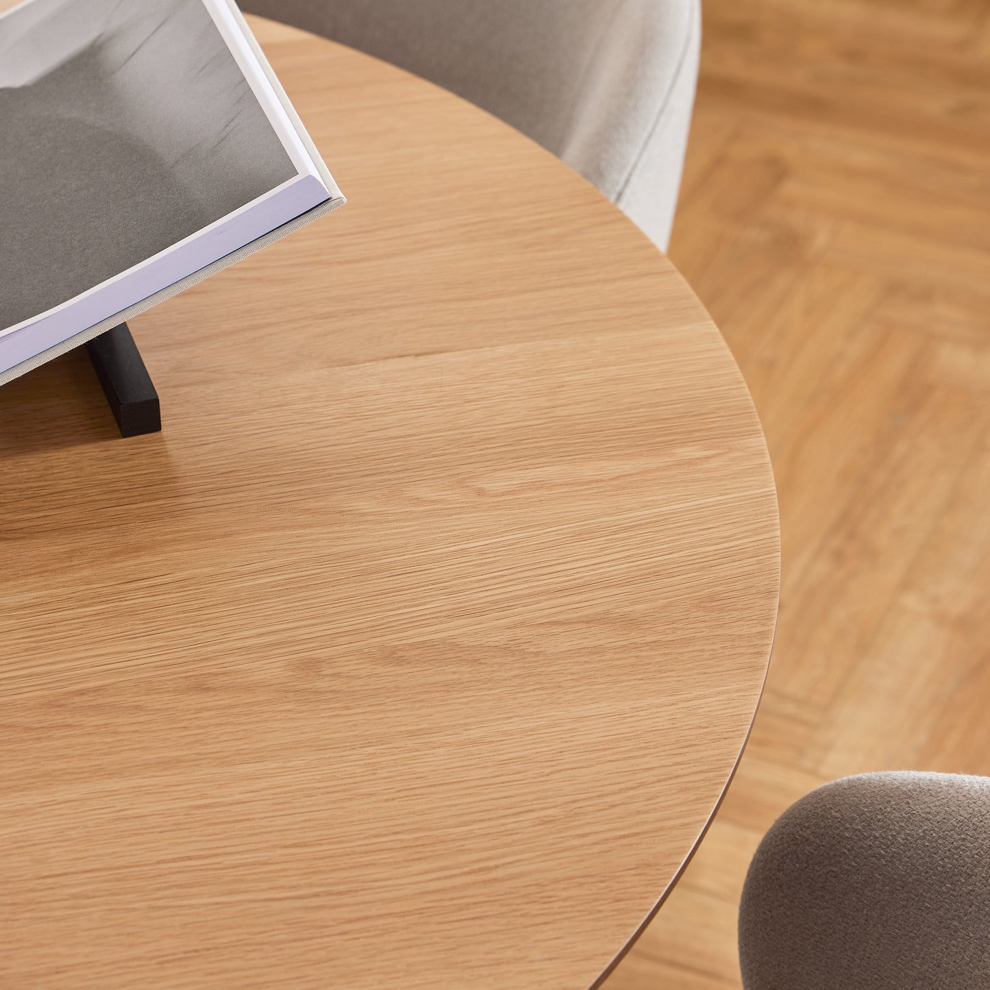 Soli Round Dining Table in Oak/Black Set 4 Grey Chairs