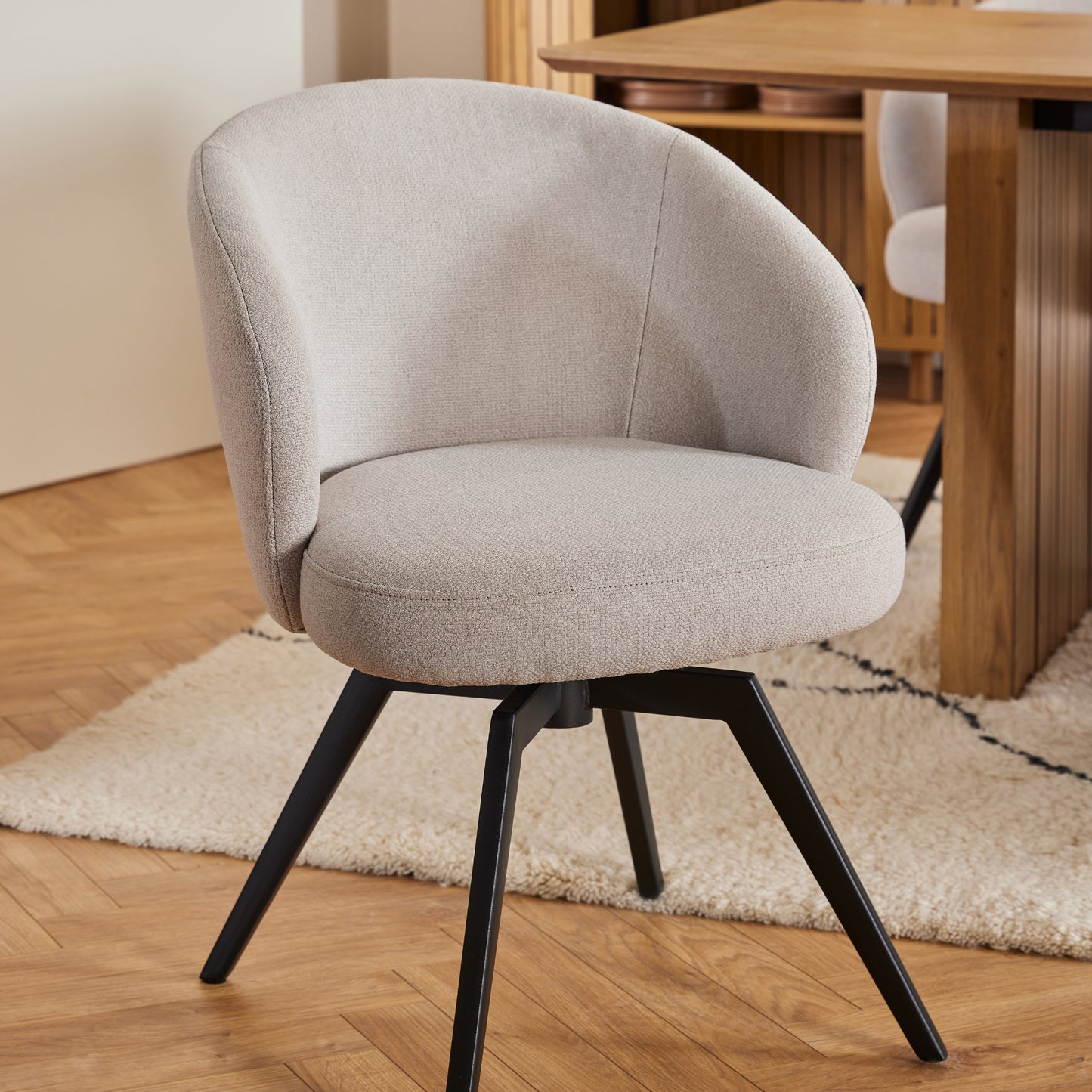 Soli Round Dining Table in Oak/Black Set 4 Beige Chairs