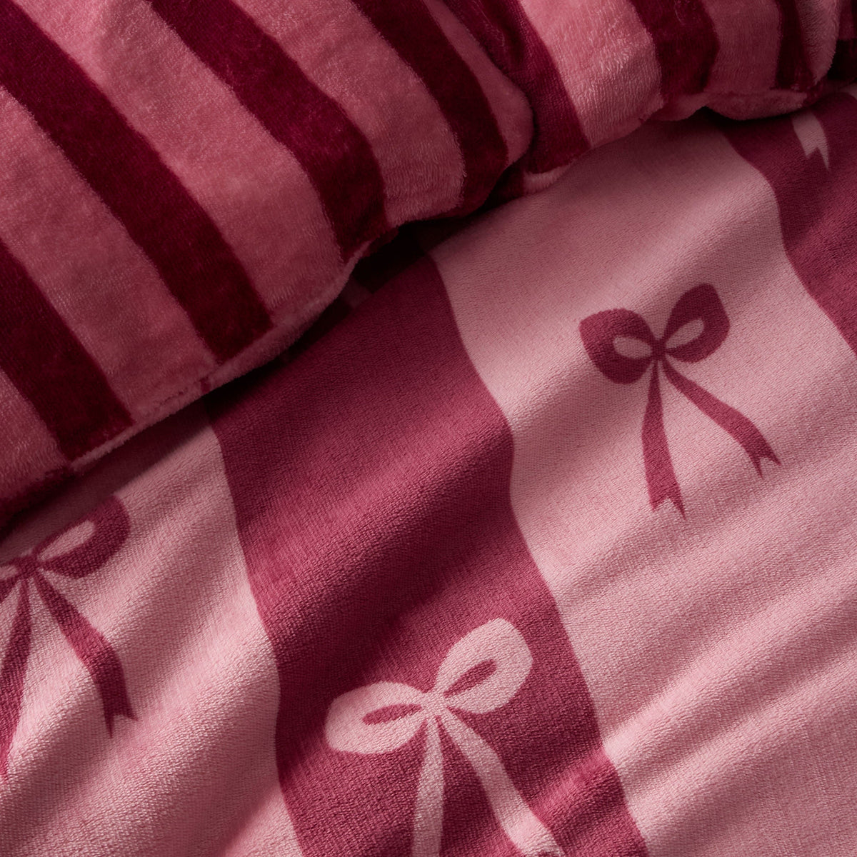 Bows Duvet Cover Set in Berry