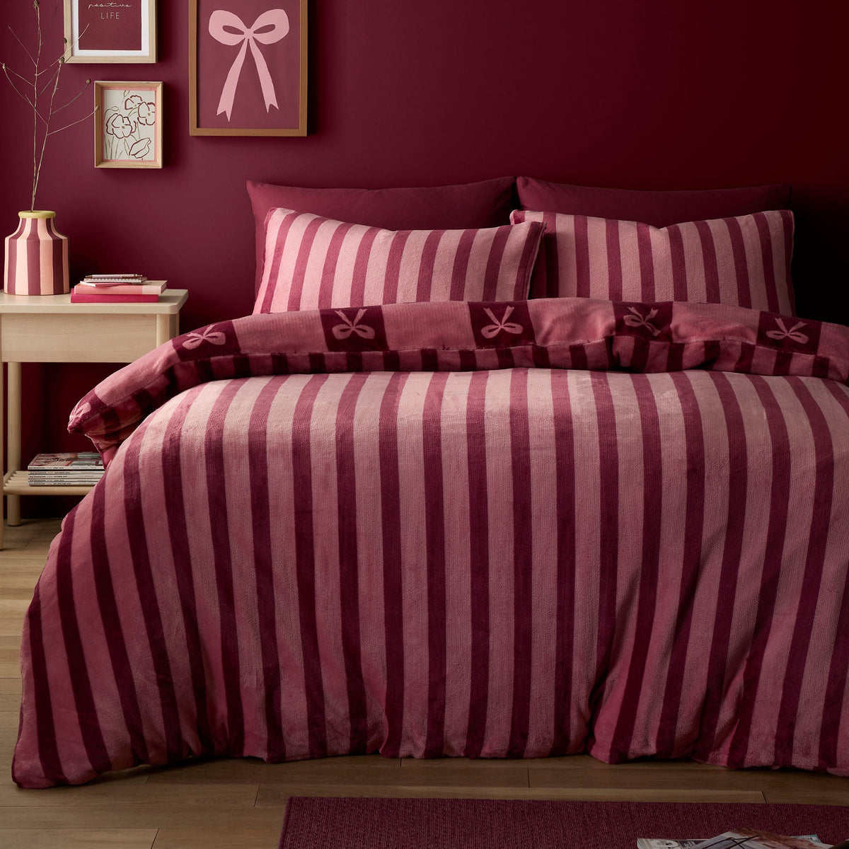 Bows Duvet Cover Set in Berry