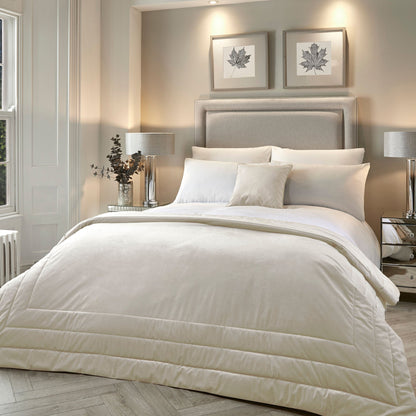 Chic Bedspread in Ivory