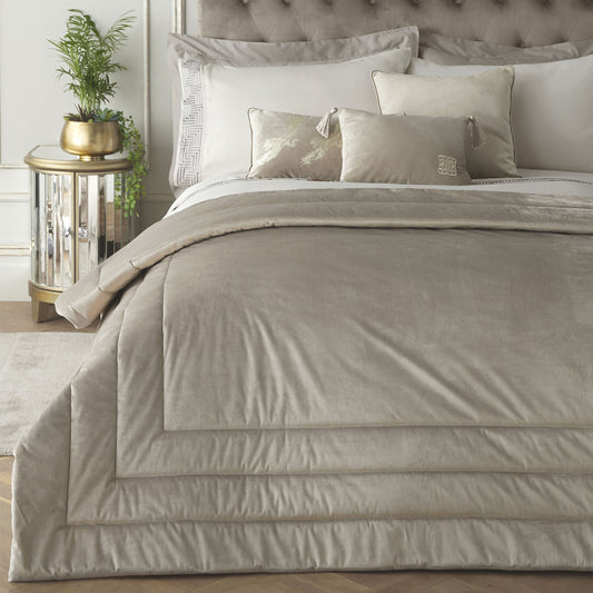 Chic Bedspread in Oyster