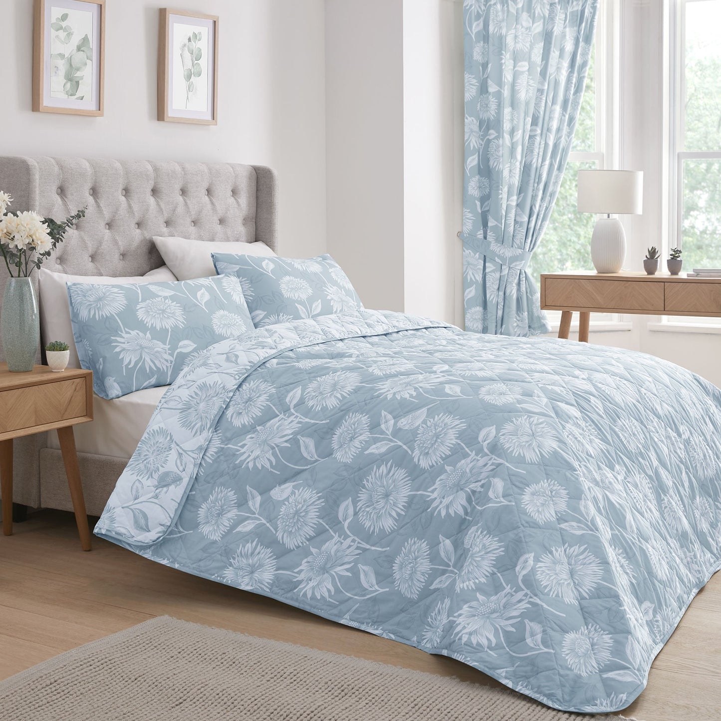 Chrysanthemum Bedspread in Blue