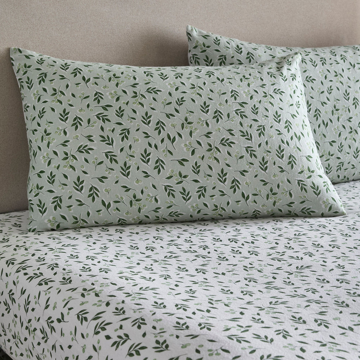 Falling Leaf 28cm Fitted Bed Sheet in White