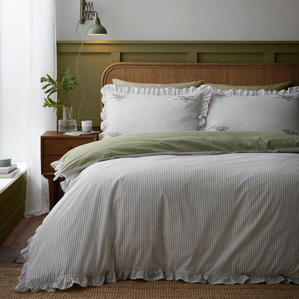 Frilled Embroidered Bow Stripe Duvet Cover Set in Green