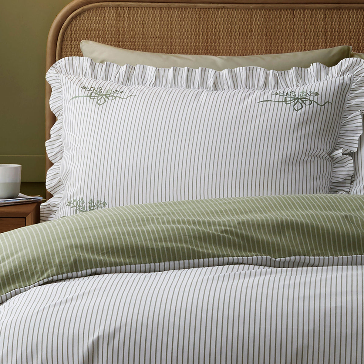 Frilled Embroidered Bow Stripe Duvet Cover Set in Green