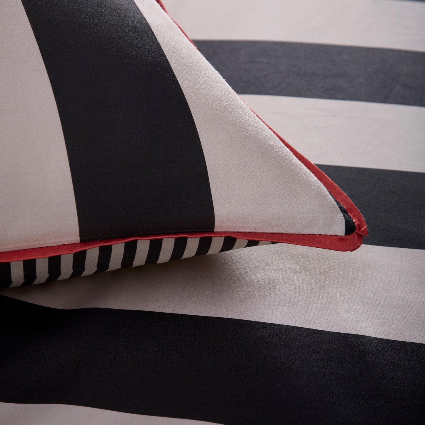 Festivo Circus Stripe Duvet Cover Set in Black