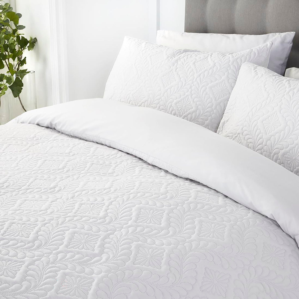 Gianna Duvet Cover Set in White