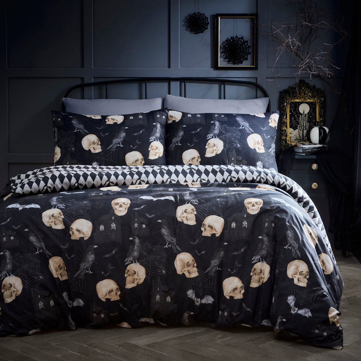 Gothic Skulls Halloween Duvet Cover Set in Black