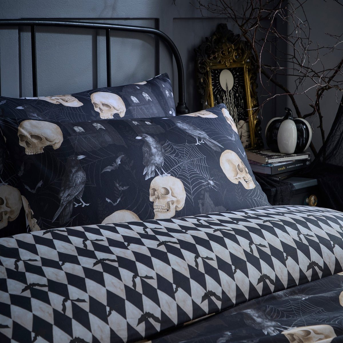 Gothic Skulls Halloween Duvet Cover Set in Black