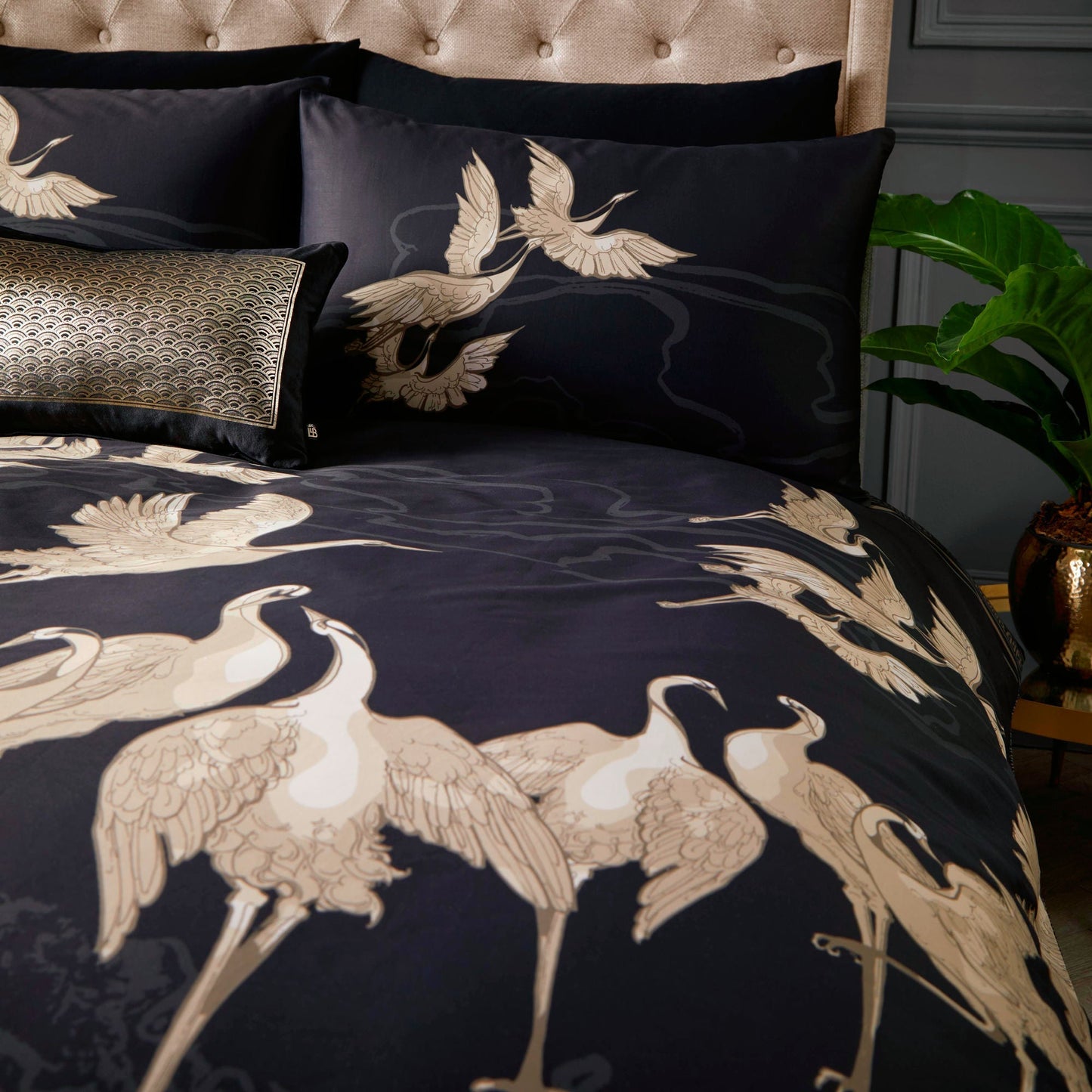 Kireina Duvet Cover Set in Black/Gold