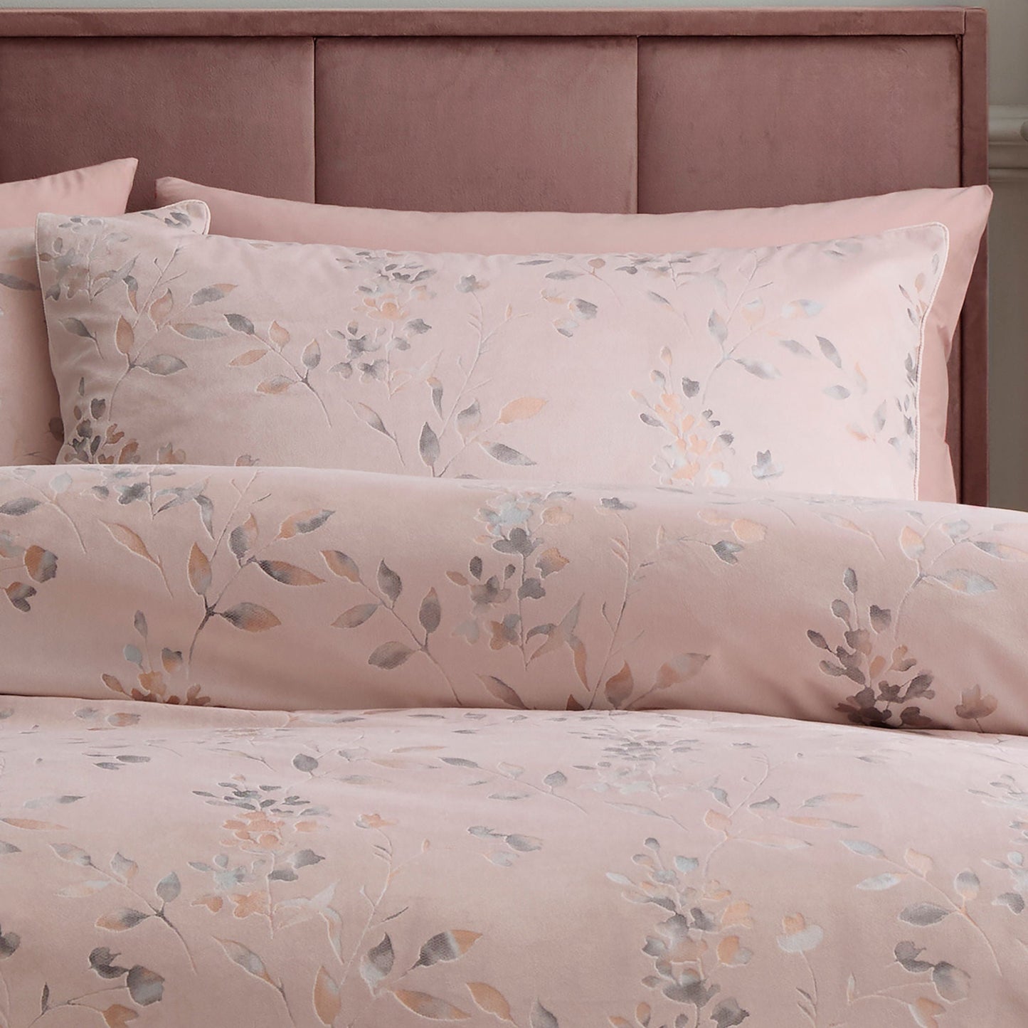 Metallic Leaf Duvet Cover Set in Pink