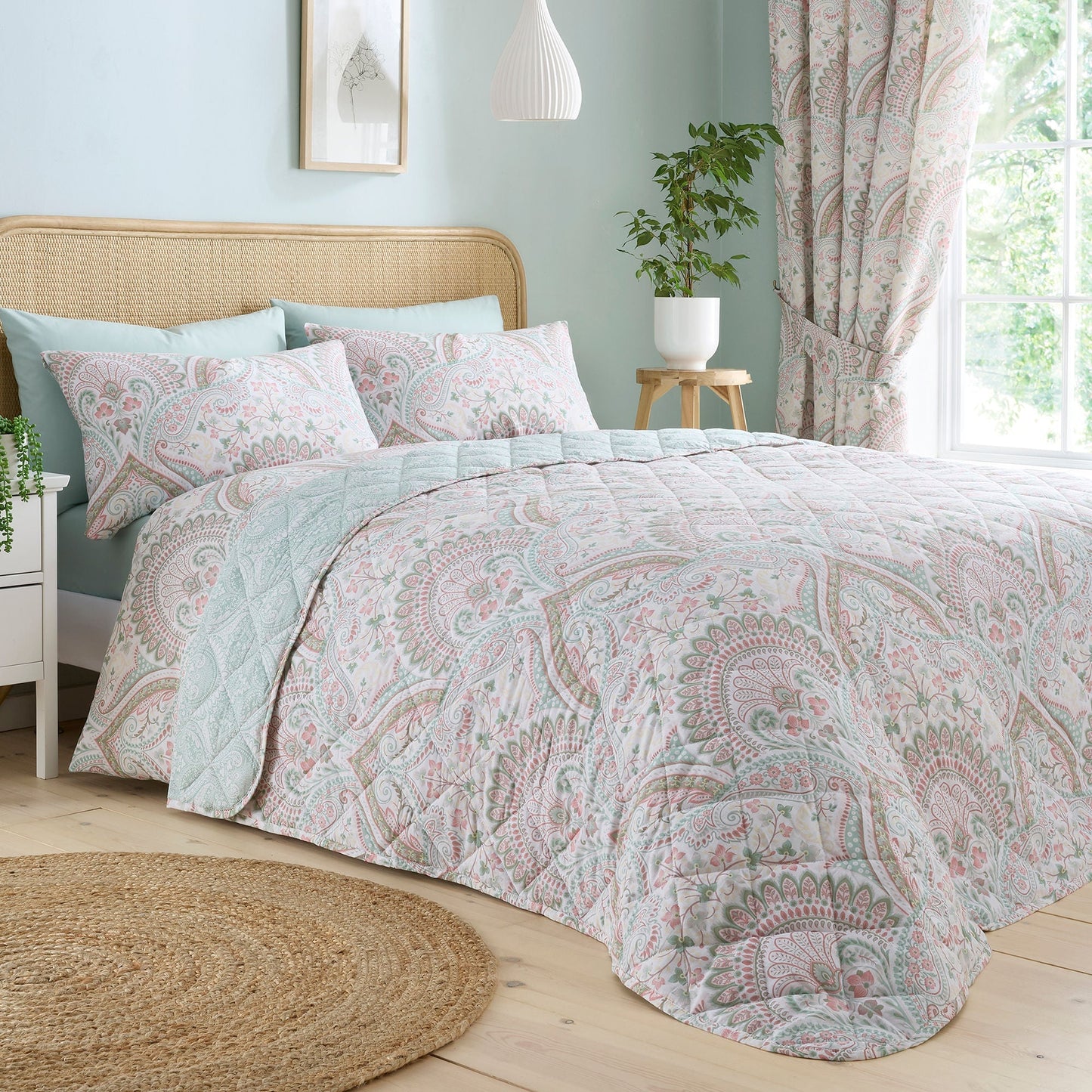 Palais Bedspread in Green