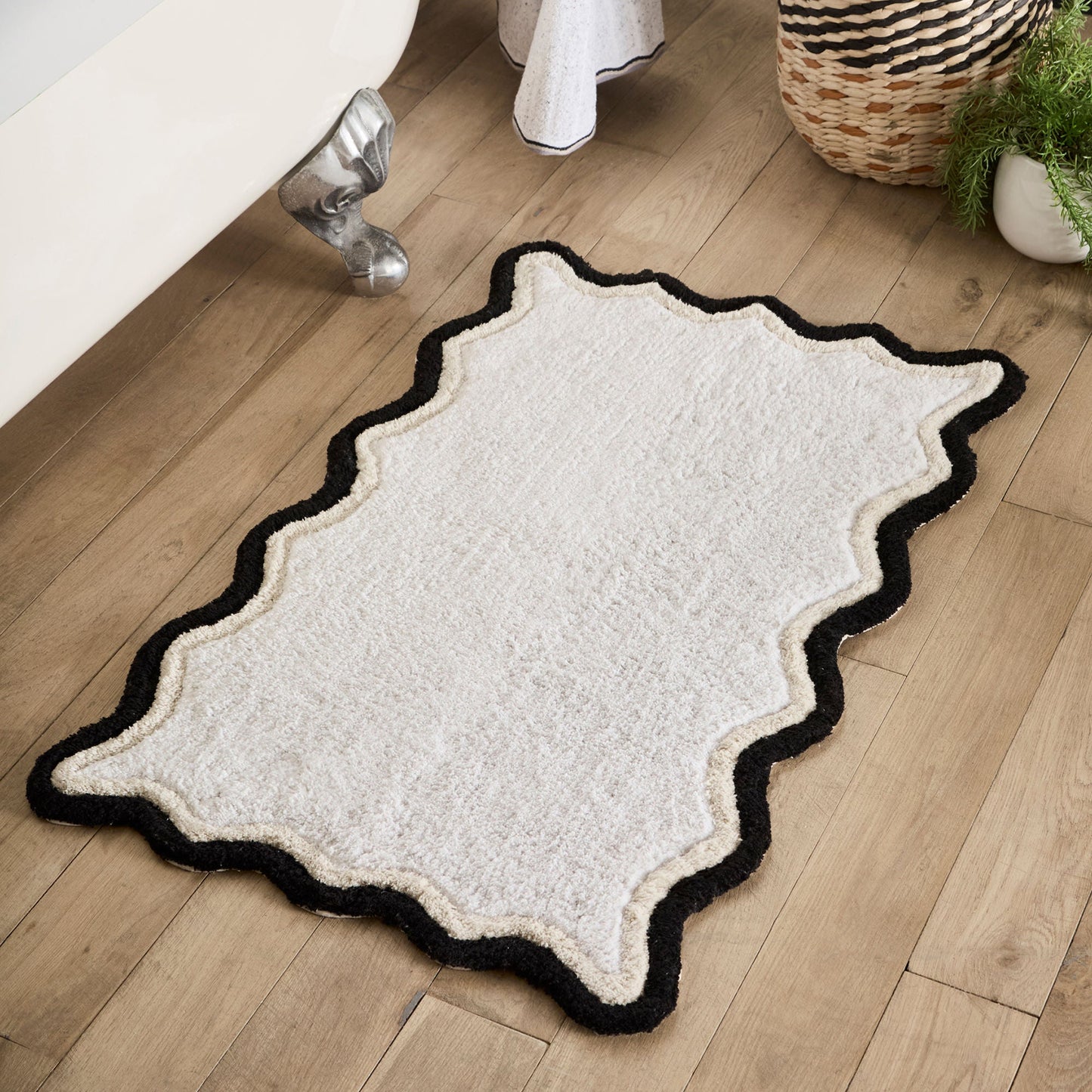 Scallop Bath Mat in Monochrome