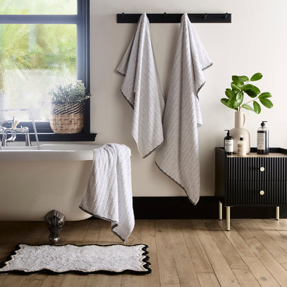 Scallop Bath Mat in Monochrome