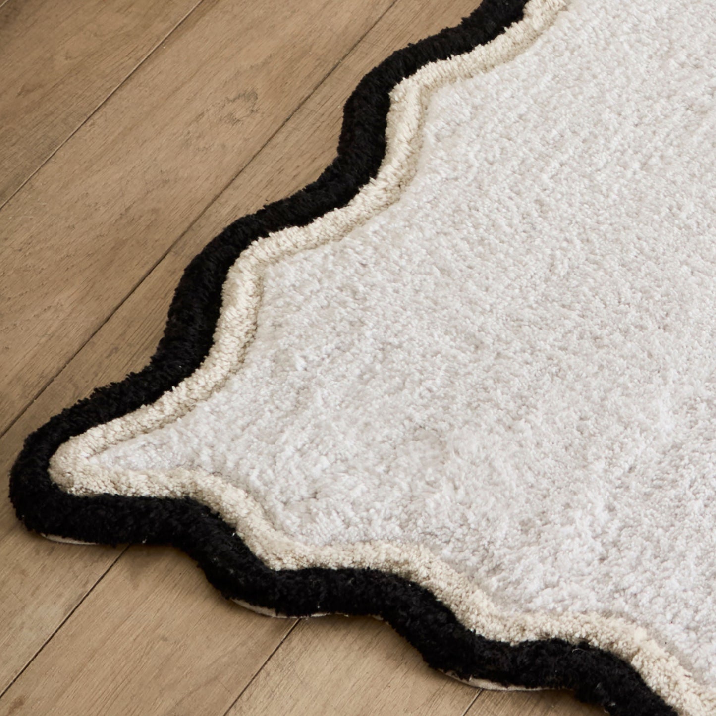 Scallop Bath Mat in Monochrome