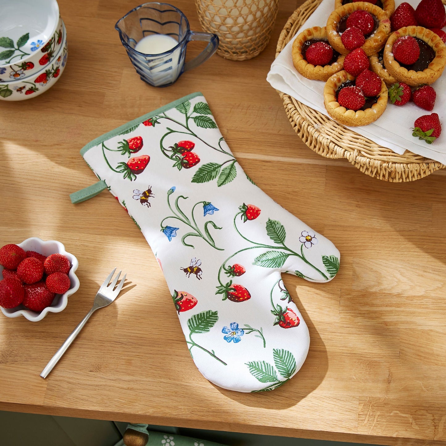 Strawberry Patch Gauntlet Oven Glove