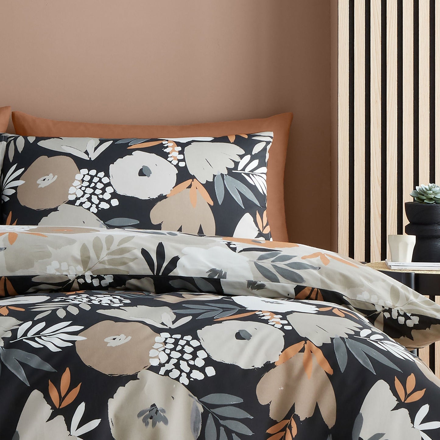 Yasmin Duvet Cover Set in Black